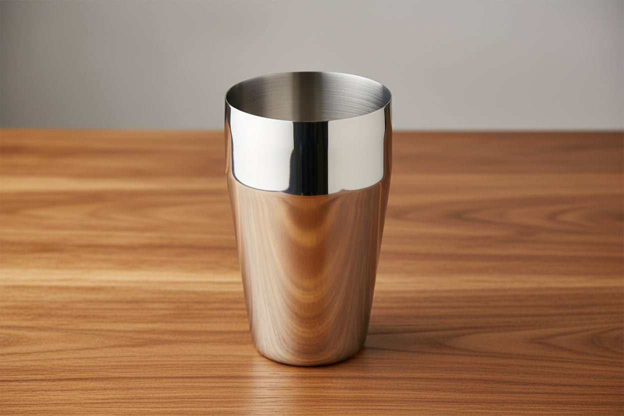 Shaker à cocktail au fini miroir